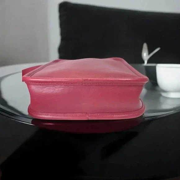 Vintage Coach “9817” Camera bag in red - Picture 6 of 13